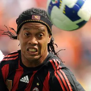  Ronaldinho participou normalmente do treino do Milan em Dubai nesta terça-feira (28)