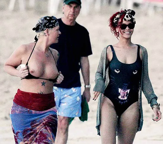  Rihanna passeia com segurança em Barbados, no Caribe
