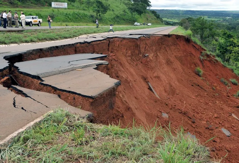  Brasília - Buraco aberto na altura do km 24 da BR-060, devido a um desmoronamento por causa da chuva