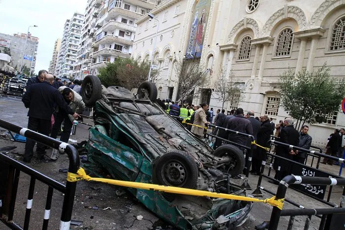  Peritos examinam carro-bomba que explodiu em frente a igreja cristã lotada no Egito; pelo menos 21 pessoas morreram