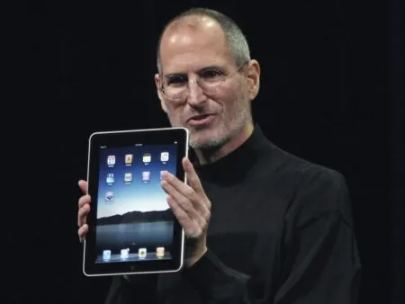  Steve Jobs, executivo-chefe da Apple, durante apresentação do iPad, em janeiro; produto ainda não tem data de chegada ao Brasil