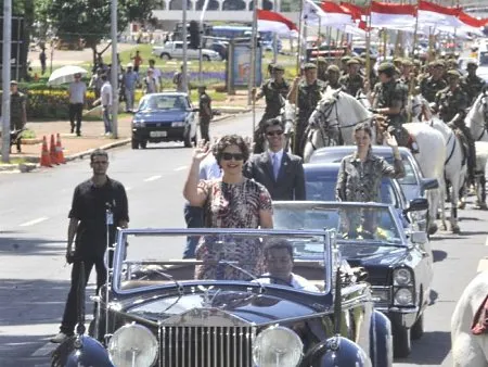  Sósia de Dilma desfila em carro aberto durante ensaio da posse 