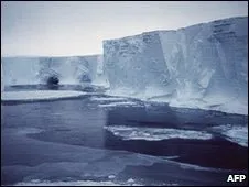  O iceberg está flutuando em uma área de água aberta cercada de gelo do mar e conhecida como polinia