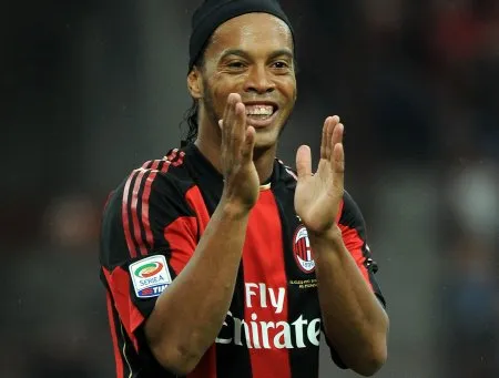  Ronaldinho é ferozmente disputado por clubes brasileiros e do exterior