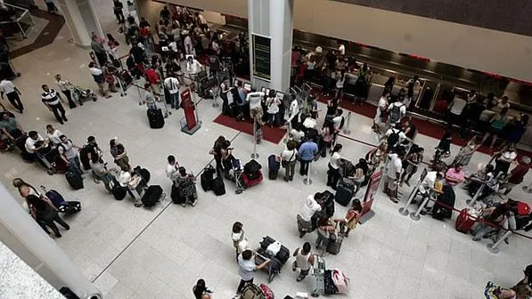  Passageiros aguardam para fazer o check-in no aeroporto Santos Dumont, no Rio de Janeiro, na noite do primeiro domingo do ano