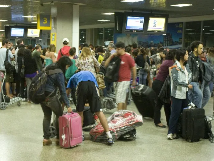  Área de desembarque e retirada de bagagem do aeroporto de Congonhas, em São Paulo, na noite do último domingo