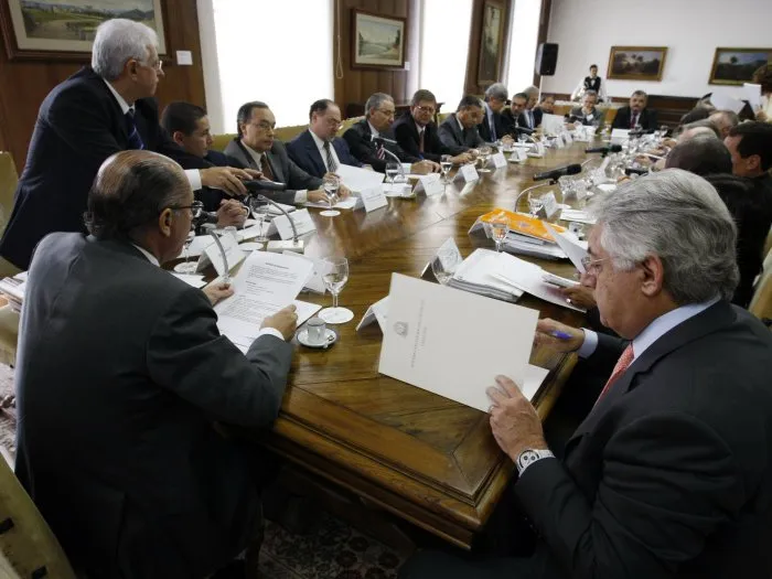  O governador de São Paulo, Geraldo Alckmin (PSDB) (de costas), durante a primeira reunião com seus 26 secretários