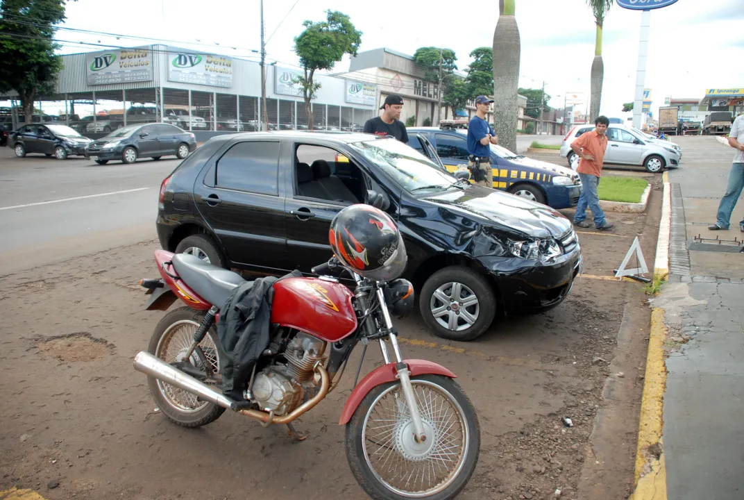 Motocicleta e Fiat Pálio se envolveram em colisão