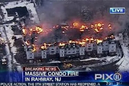  Imagem da Pix 11 mostra o condomínio que foi atingido por um incêndio nesta segunda-feira (3) na cidade de Rahway, no Estado americano de Nova Jersey