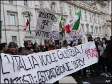 Entre os manifestantes estavam familiares das vítimas de crimes atribuídos ao italiano