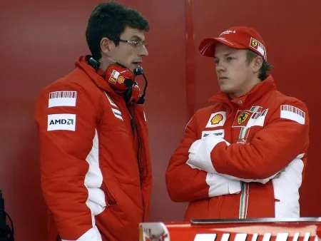 O piloto Kimi Raikkonen (a direita)