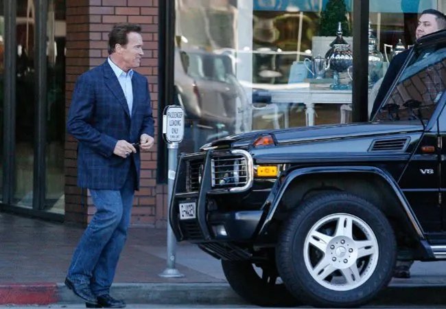 Arnold Schwarzenegger admite que teve filho com sua empregada
