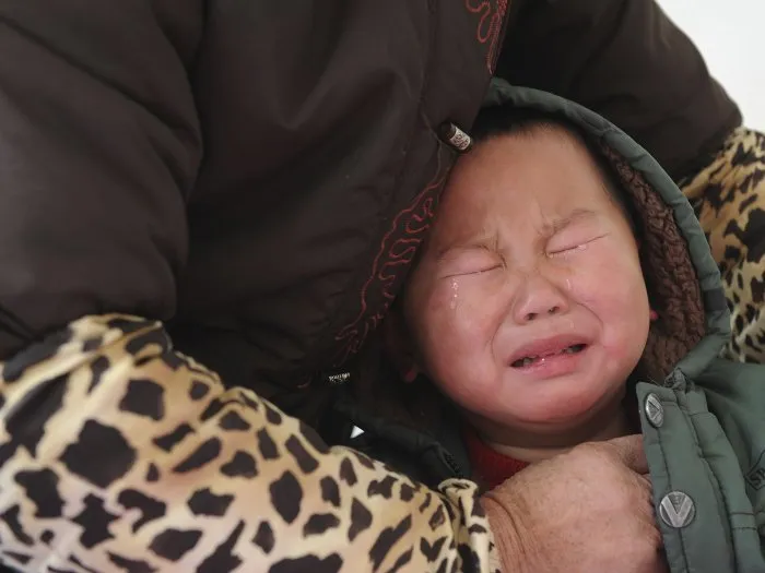  Bebê diagnosticado com excesso de chumbo no sangue chora enquanto recebe tratamento médico em Hefei