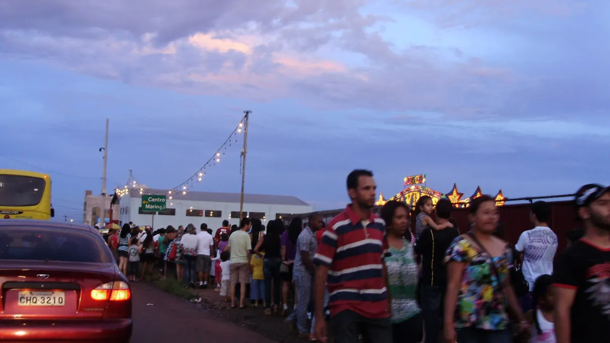  Enorme fila se formou na entrada  do circo para o grande espetáculo