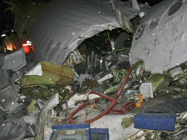 Equipes de resgate trabalham nos destroços do avião acidentado na madrugada desta segunda (10). (Foto: AP)