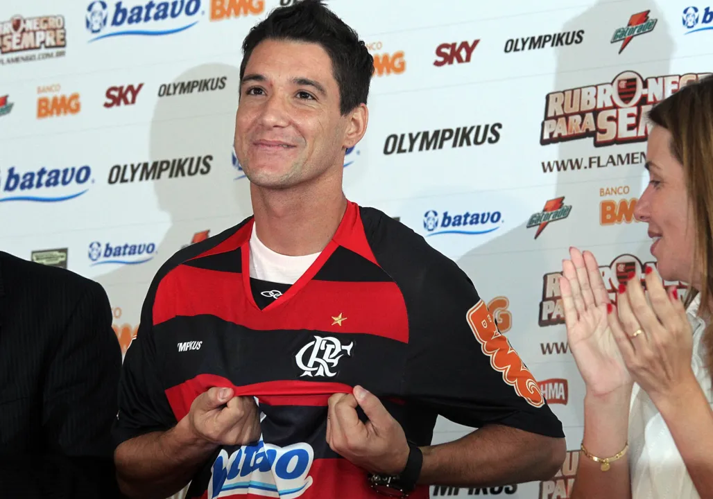 Thiago Neves foi apresentado ontem e já seguiu, ao lado de Ronaldinho Gaúcho, para Londrina