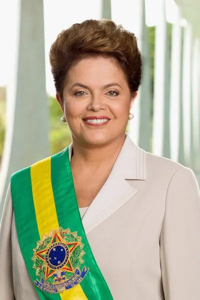  A Secretaria de Comunicação Social (SECOM) da Presidência da República apresentou a foto oficial da presidenta Dilma rousseff.O material foi produzido no Palácio do Alvorada no dia 9 de janeiro pelo fotografo oficial