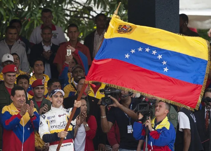  Chávez patrocina Pastor Maldonado na Fórmula 1 e entrega bandeira venezuelana ao piloto