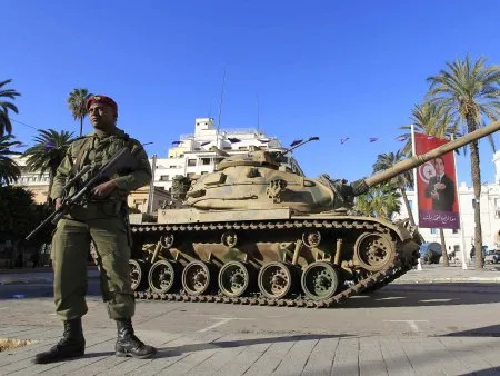  Soldado monta guarda em frente a tanque de guerra na cidade de Túnis, capital da Tunísia; país nomeou presidente interino em meio a crise política