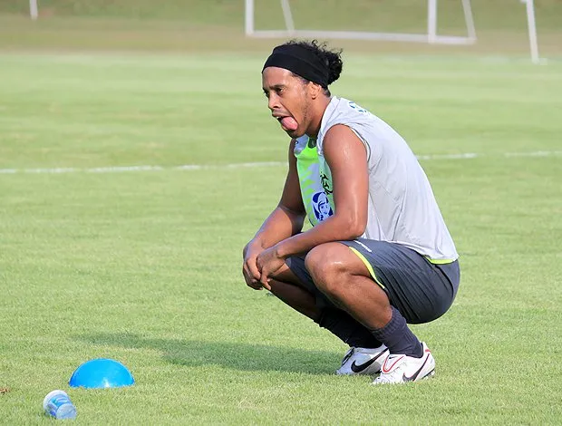  Ronaldinho tem se esforçado nos treinos para voltar a brilhar 