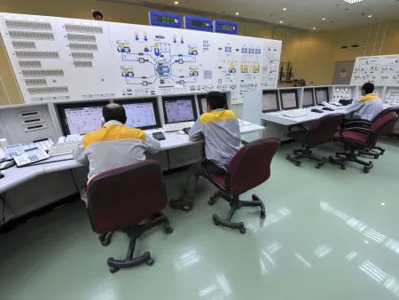  Técnicos trabalham na usina nuclear de Bushehr, no Irã; Jornal diz que Israel e Estados Unidos desenvolveram vírus que atacou computadores iranianos