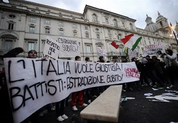  Manifestantes que querem a extradição de Battisti protestam em 4 de janeiro em frente à Embaixada do Brasil na Itália, em Roma
