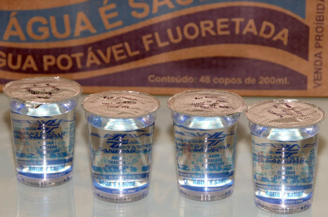 Trezentas caixas de água potável da Sanepar já estão sendo entregues aos desabrigados do Rio de Janeiro
