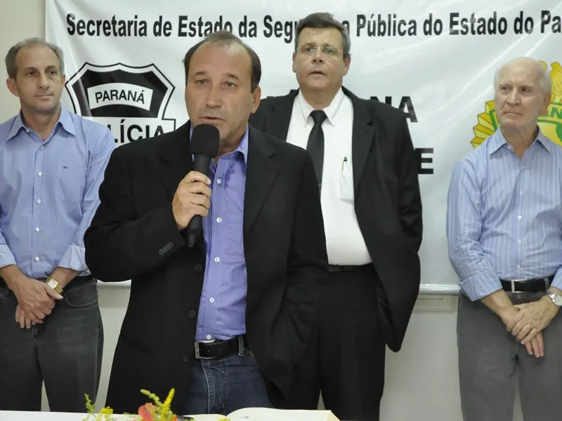 Delegado Valdir Abrahão discursa na 17ª SDP observado pelo prefeito de Apucarana, João Carlos de Oliveira, por seu antecessor, Gabriel Junqueira, e pelo vice-prefeito Antônio Waldemar Garcia: boa recepção