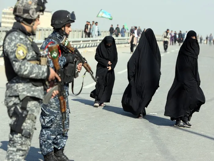 Militares do Iraque escoltam os peregrinos xiitas na estrada que liga Bagdá à Karbala, após o atentado suicida