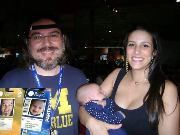  Augusto, de um mês de idade, com os pais na Campus Party