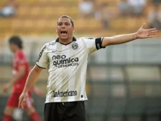  Com faixa de capitão, Ronaldo reclamou de postura de jogadores do Corinthians