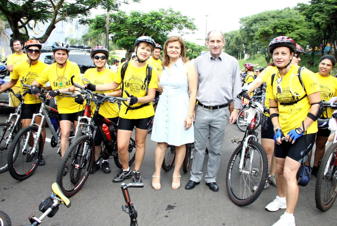   Acompanhado da esposa, Maria Neusa Souza de Oliveira, o prefeito João Carlos de Oliveira (PMDB) foi dar incentivo aos aventureiros