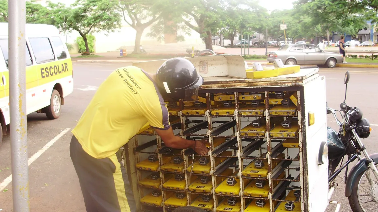 Operador recolhe parquímetro de estacionamento em Apucarana