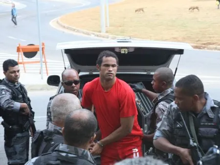  Foto de arquivo de Bruno Fernandes sendo levado a prestar depoimento