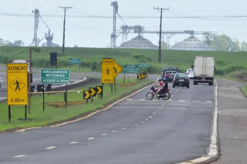 Motociclista faz travessia em local proibido na BR-369: perigo