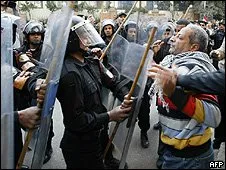Manifestantes entraram em confronto com a polícia no Cairo