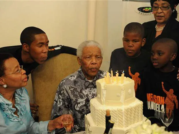  Ao lado da família, Mandela celebra seu aniversário de 92 anos, em 18 de julho de 2010 