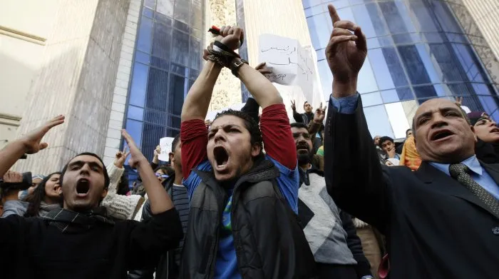  Jovens pedem saída do presidente autoritário Mubarak, há 30 anos na Presidência do Egito