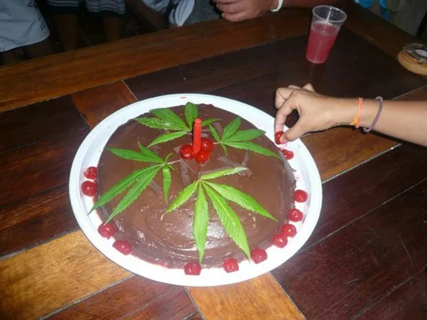 Máquinas fotográficas de convidados foram apreendidas com imagens do bolo de chocolate e maconha, que foi servido em festa de aniversário em praia da Bahia