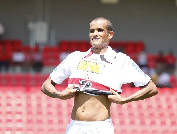 Rivaldo veste a camisa do São Paulo durante a apresentação no CT de Cotia. Acordo com o São Paulo vale até dezembro deste ano, mas pode ser prorrogado