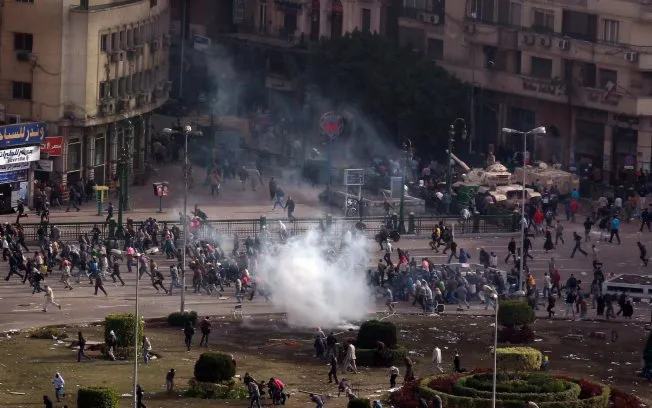  Manifestantes seguem nas ruas do Cairo, apesar da presença do exército