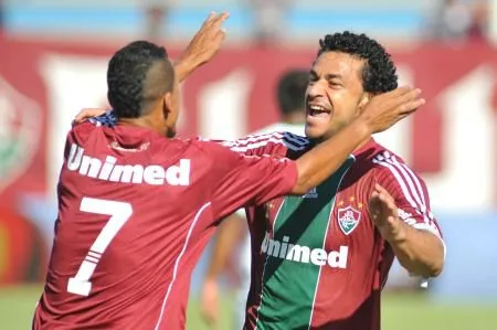  Fred abraça Souza ao marcar gol após jogada ensaiada entre ambos