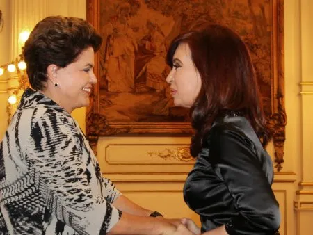  Em sua 1ª viagem oficial ao exterior, Dilma se reuniu com a presidente da Argentina, Cristina Kirchner, na Casa Rosada, em Buenos Aires