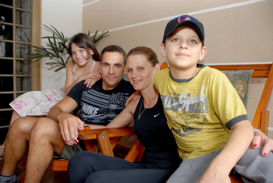  Sargento Fábio Ferri com a esposa e os filhos: contando as horas para o retorno