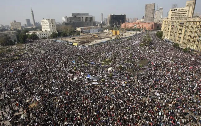  Multidão protesta contra Mubarak no centro do Cairo
