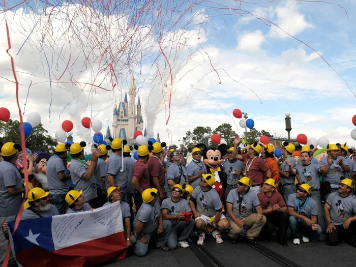  Uma festa com as cores da bandeira do Chile foi feita para os mineiros em frente ao castelo da Cinderela