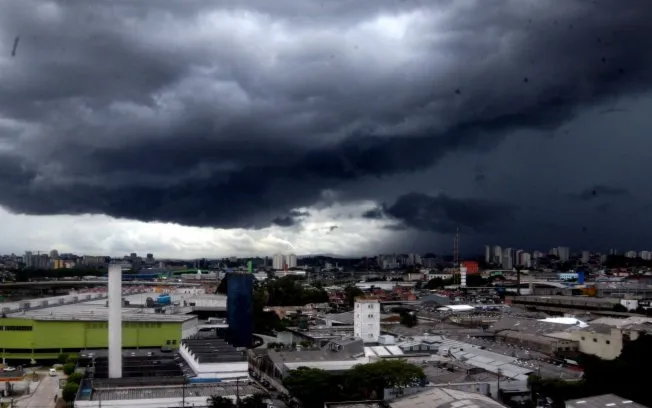  Nuvens carregadas cobrem a zona oeste da capital paulista /Imagem ilustrativa