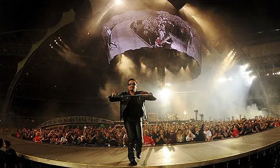  O cantor Bono, vocalista da banda irlandesa U2, que vai viajar com 228 pessoas para sua turnê no Brasil
