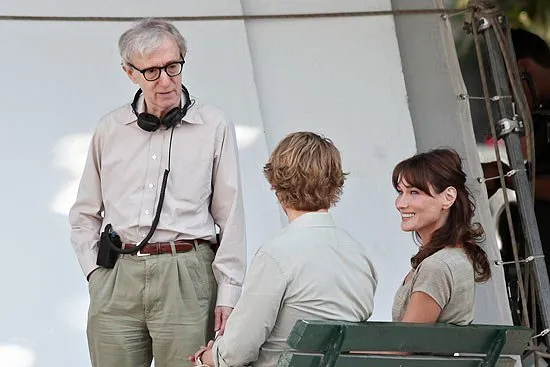  Woody Allen (de pé) oriente o ator Owen Wilson (de costas) e a primeira-dama da França, Carla Bruni-Sarkozy