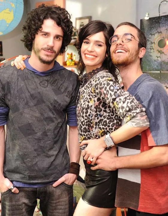  Os atores Pedro Nechling, Maria Flor e Bernardo Marinho, que interpretam o trio de protagonistas do seriado "Aline", da TV Globo